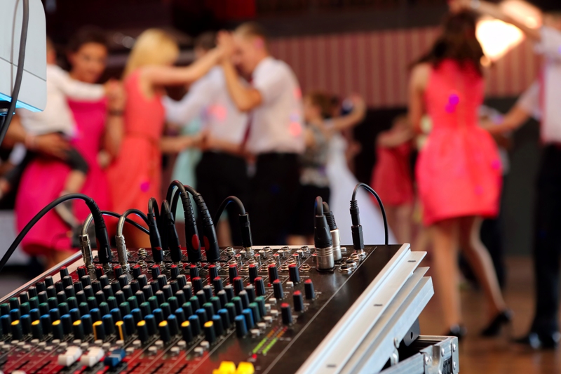 DJ Vs. iPod: Which is Best For Your Wedding?