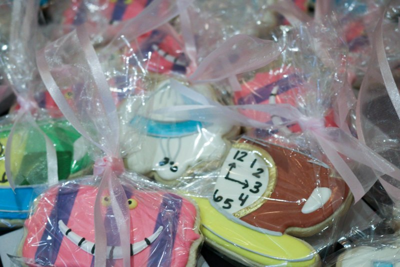 DIY Cookie and Tea Favors for an ALICE IN WONDERLAND Bridal Shower