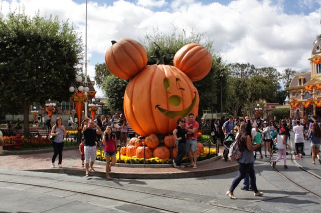 Details about   Disneyland/CA Adventure Guides Sep 30-Oct 6 2011 w/schedule Halloweentime