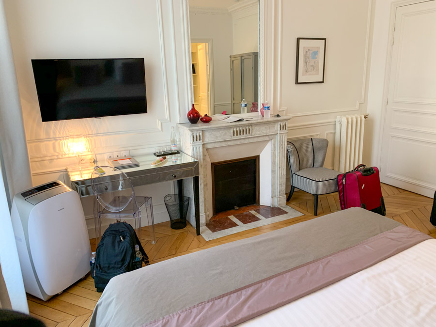 Interior showing TV and decorative fireplace in room at Relais 12bis