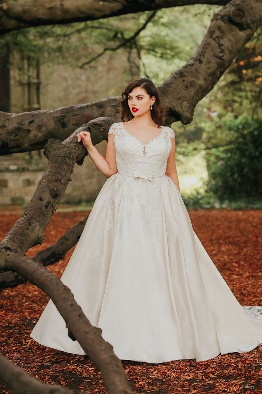 Plus size bride wears dress inspired by Disney princess Snow White