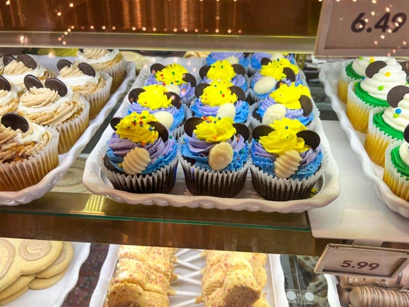 Blue and yellow spring cupcakes at Disneyland 