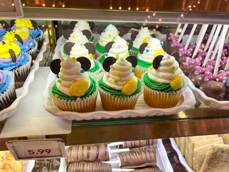 Green and white Easter spring cupcakes at Disneyland 