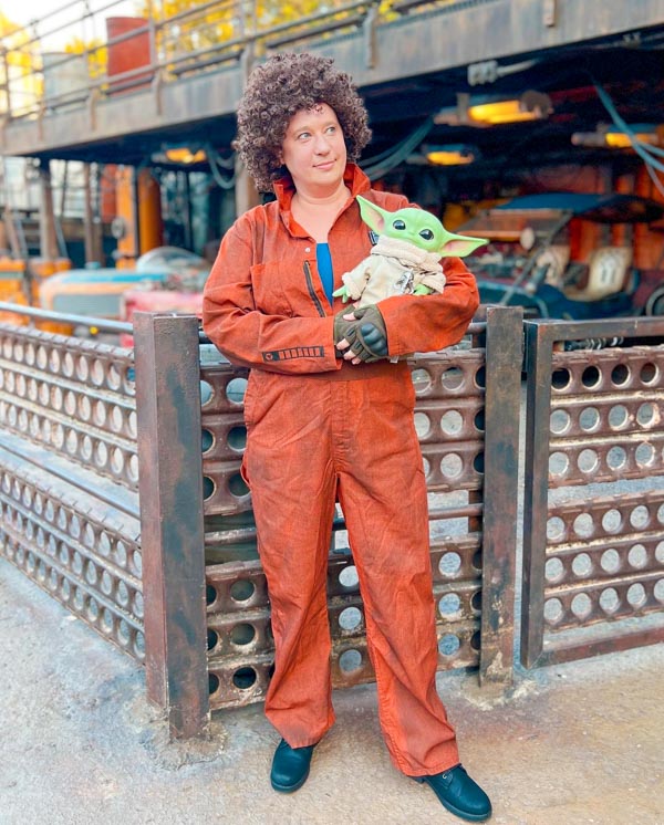 Woman in Peli Motto costume standing with Grogu