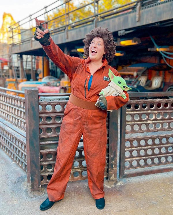 Woman in Peli Motto costume pointing at the sky