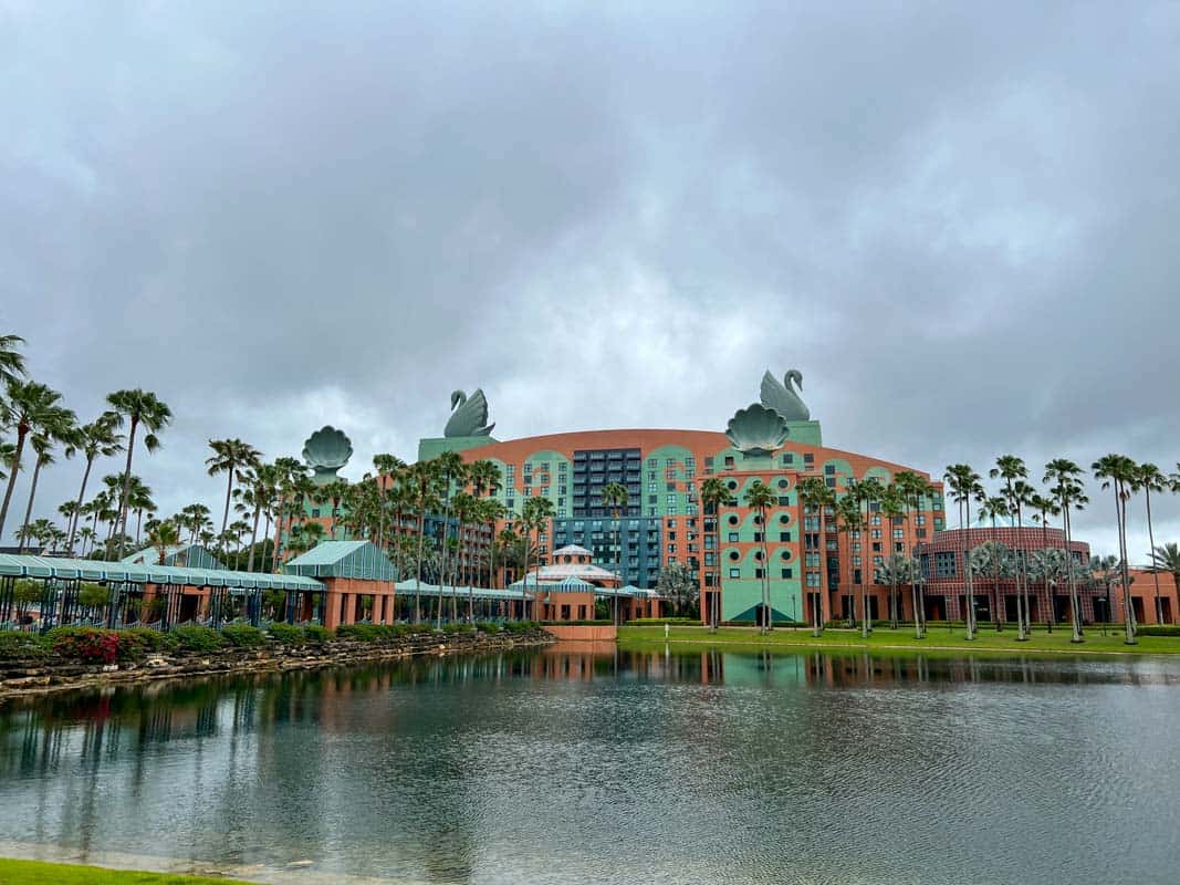 Exterior of Swan Hotel in Orland FL