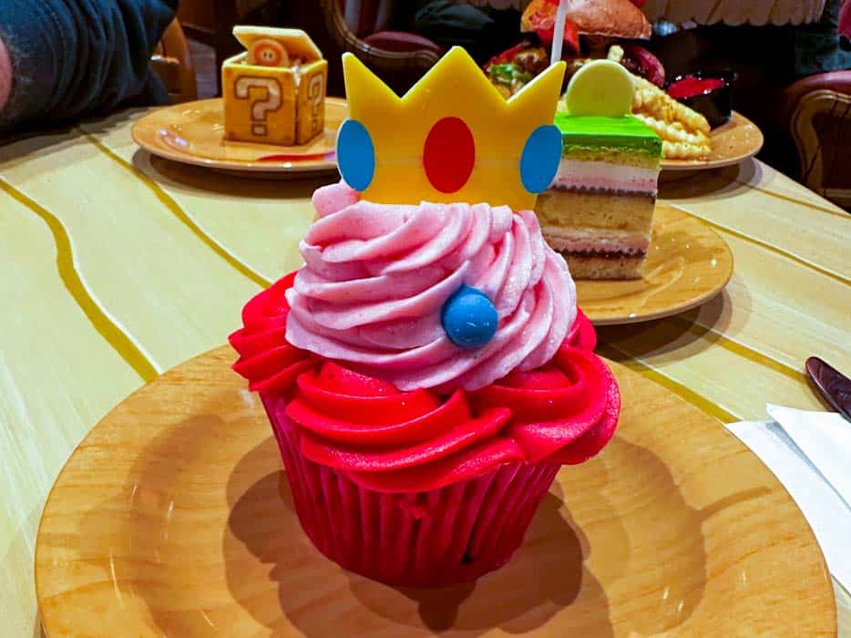 Princess Peach cupcake at Super Nintendo World